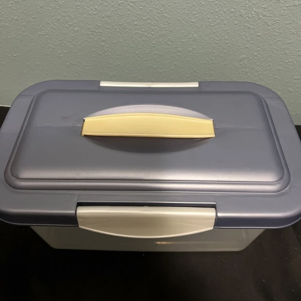 Vtg- Rubbermaid Clear /‎ Blue  Storage Container Carry Handle Locking Lid - USA